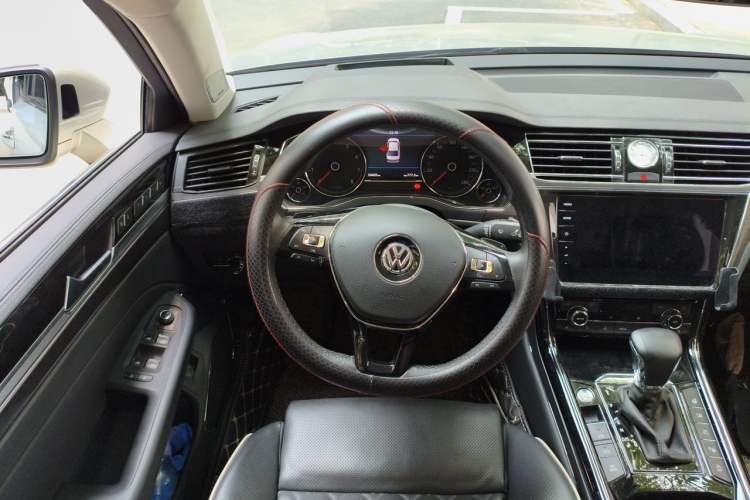 Used Volkswagen Phideon 2019 380TSI Two-Wheel Drive Luxury Flagship Version China VI Standard Steering Wheel