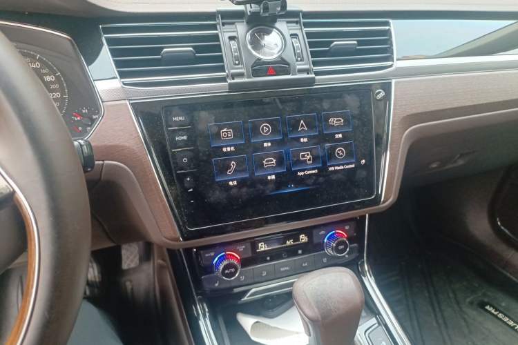 Used Volkswagen Phideon 2021 380TSI Prestige Edition Audio And AC Panel