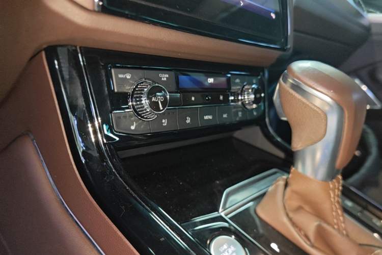 Used Volkswagen Phideon 2021 380TSI Prestige Edition Audio And AC Panel