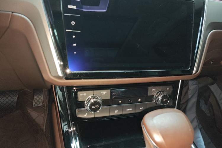 Used Volkswagen Phideon 2021 380TSI Luxury Edition Audio And AC Panel