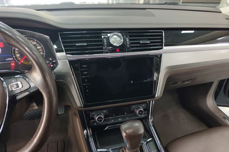 Used Volkswagen Phideon 2021 380TSI Luxury Edition Audio And AC Panel