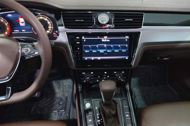Used Volkswagen Phideon 2021 380TSI Luxury Edition Audio And AC Panel