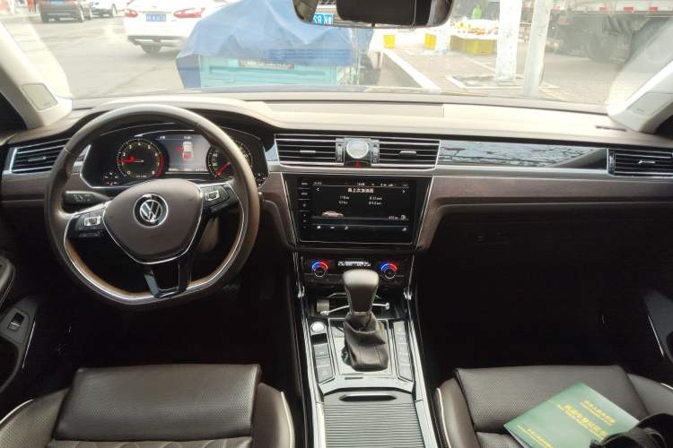 Used Volkswagen Phideon 2021 380TSI Prestige Edition Audio And AC Panel