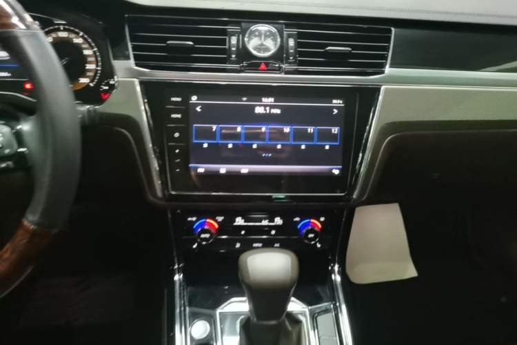 Used Volkswagen Phideon 2021 380TSI Luxury Edition Audio And AC Panel