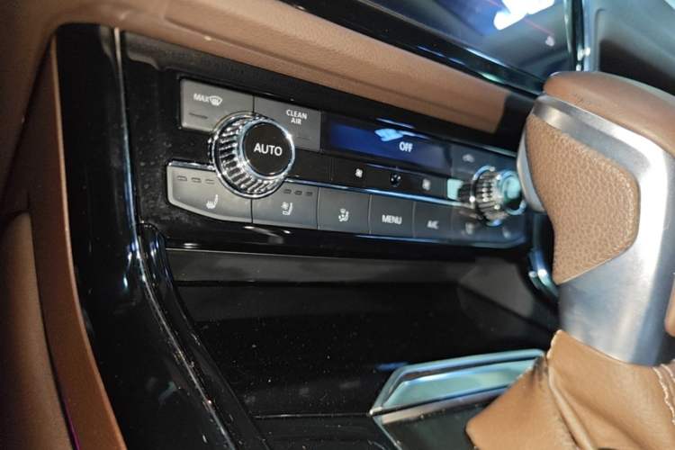 Used Volkswagen Phideon 2021 380TSI Prestige Edition Audio And AC Panel