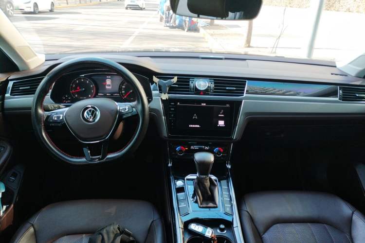 Used Volkswagen Phideon 2021 380TSI Luxury Edition Center Console