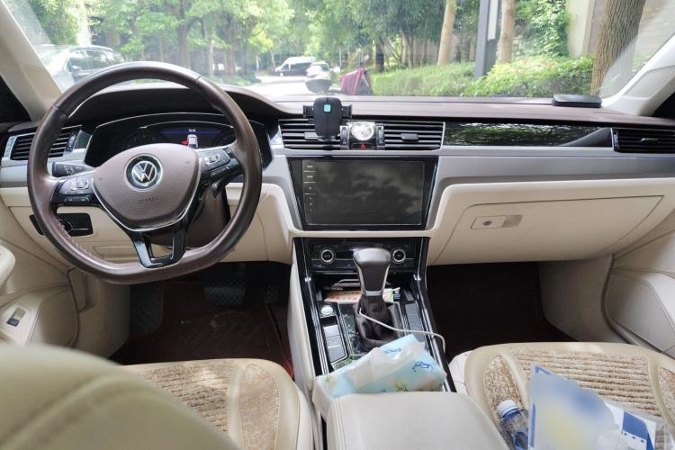 Used Volkswagen Phideon 2021 380TSI Luxury Edition Center Console