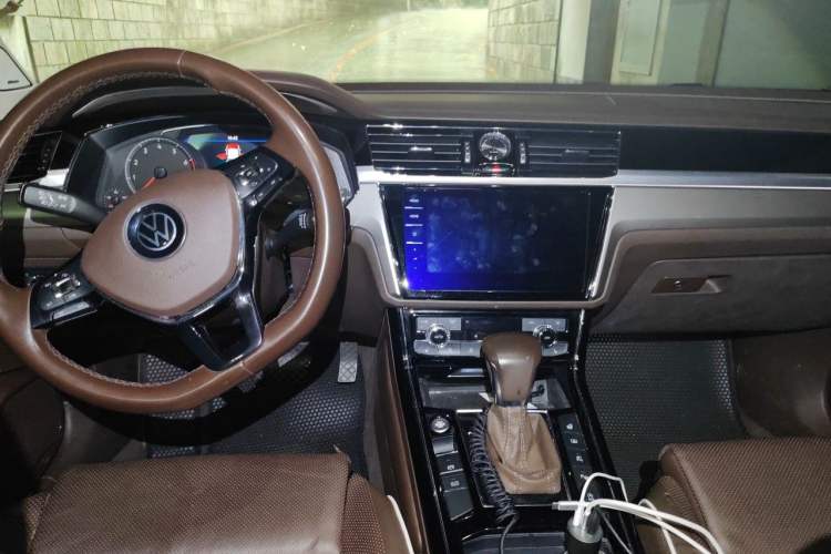 Used Volkswagen Phideon 2021 380TSI Luxury Edition Center Console