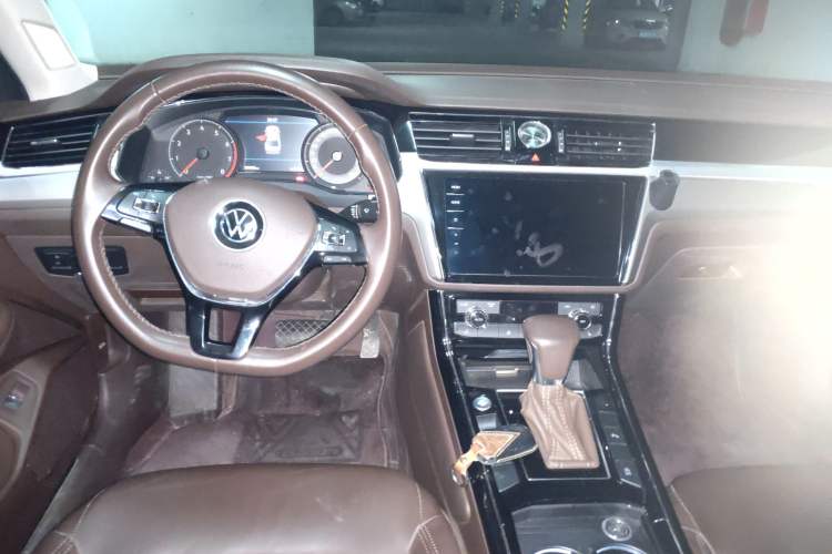Used Volkswagen Phideon 2021 380TSI Luxury Edition Center Console