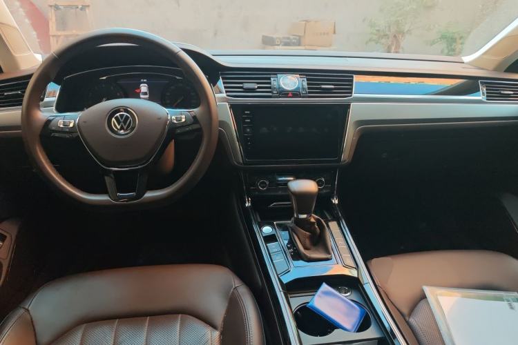 Used Volkswagen Phideon 2021 380TSI Luxury Edition Center Console
