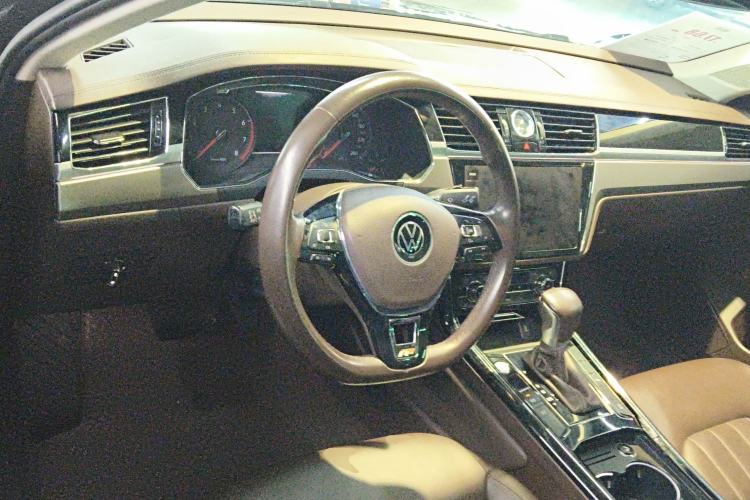Used Volkswagen Phideon 2021 380TSI Luxury Edition Center Console