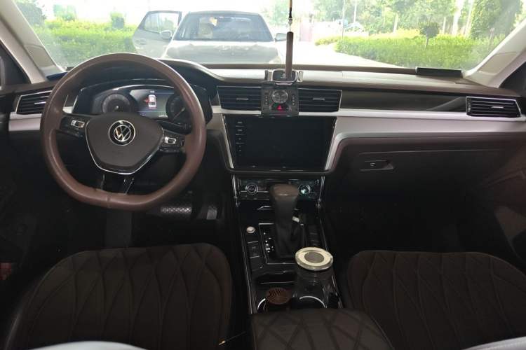 Used Volkswagen Phideon 2021 380TSI Luxury Edition Center Console