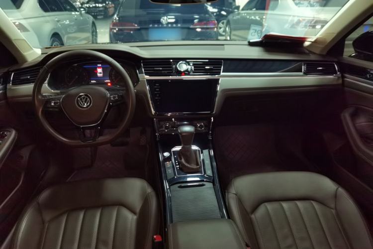 Used Volkswagen Phideon 2021 380TSI Luxury Edition Center Console
