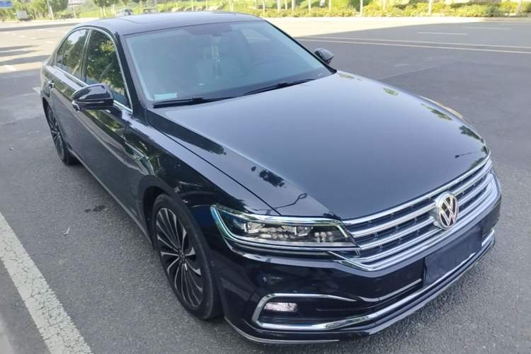 Used Volkswagen Phideon 2021 380TSI Prestige Edition Front Right 45 Deg