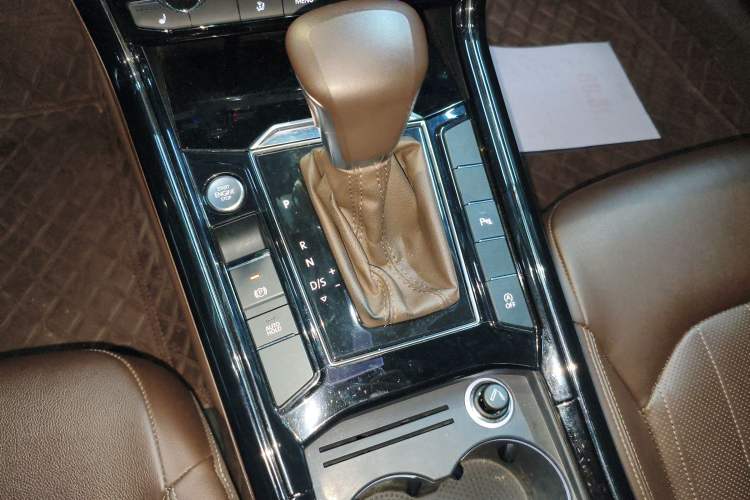 Used Volkswagen Phideon 2021 380TSI Luxury Edition Gear Lever