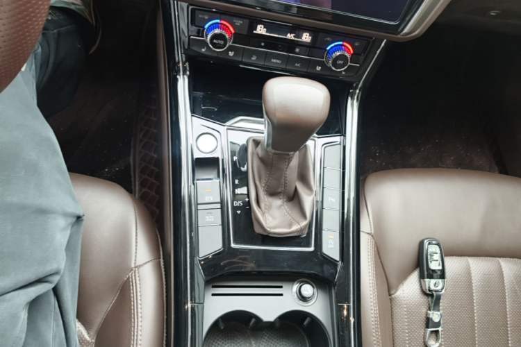 Used Volkswagen Phideon 2021 380TSI Luxury Edition Gear Lever