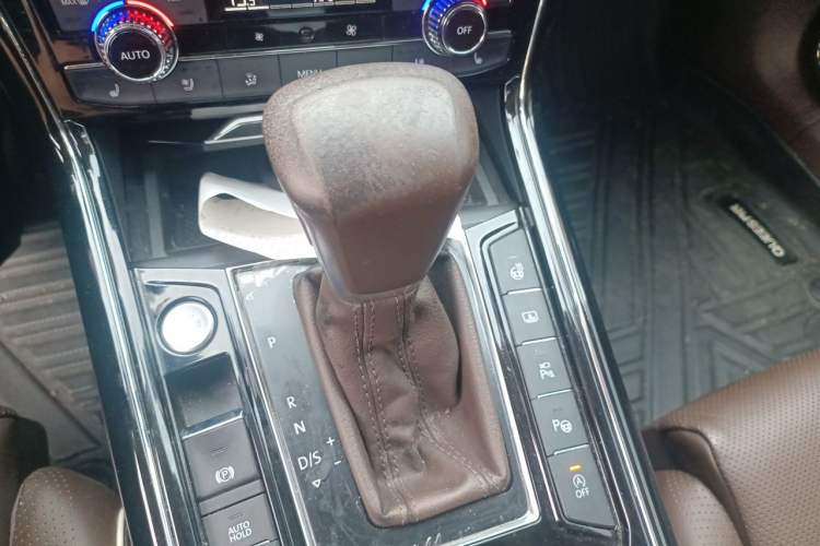 Used Volkswagen Phideon 2021 380TSI Prestige Edition Gear Lever