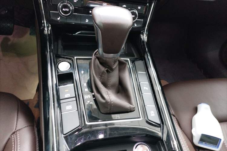 Used Volkswagen Phideon 2021 380TSI Luxury Edition Gear Lever