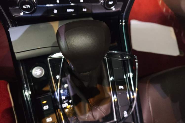 Used Volkswagen Phideon 2021 380TSI Luxury Edition Gear Lever