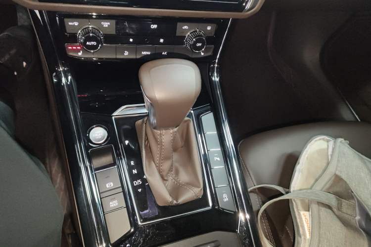 Used Volkswagen Phideon 2021 380TSI Luxury Edition Gear Lever