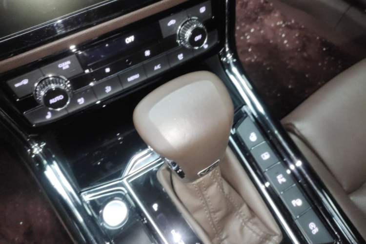 Used Volkswagen Phideon 2021 380TSI Prestige Edition Gear Lever