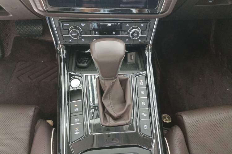 Used Volkswagen Phideon 2021 380TSI Prestige Edition Gear Lever