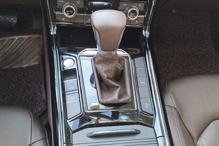 Used Volkswagen Phideon 2021 380TSI Luxury Edition Gear Lever