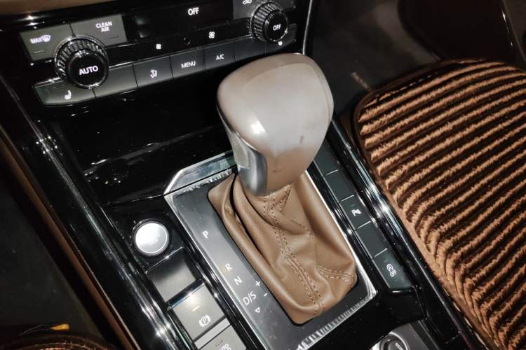 Used Volkswagen Phideon 2021 380TSI Luxury Edition Gear Lever