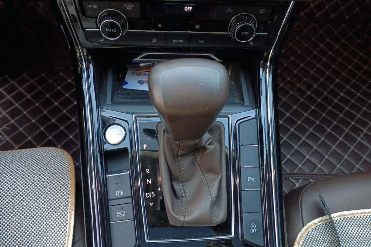 Used Volkswagen Phideon 2021 380TSI Luxury Edition Gear Lever
