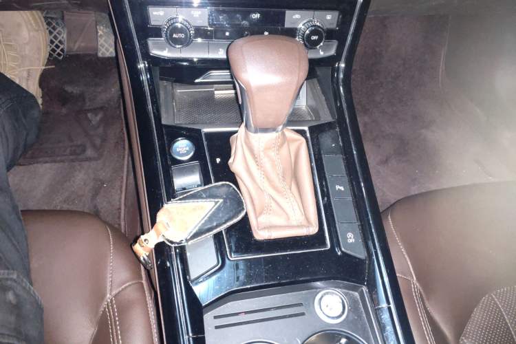 Used Volkswagen Phideon 2021 380TSI Luxury Edition Gear Lever