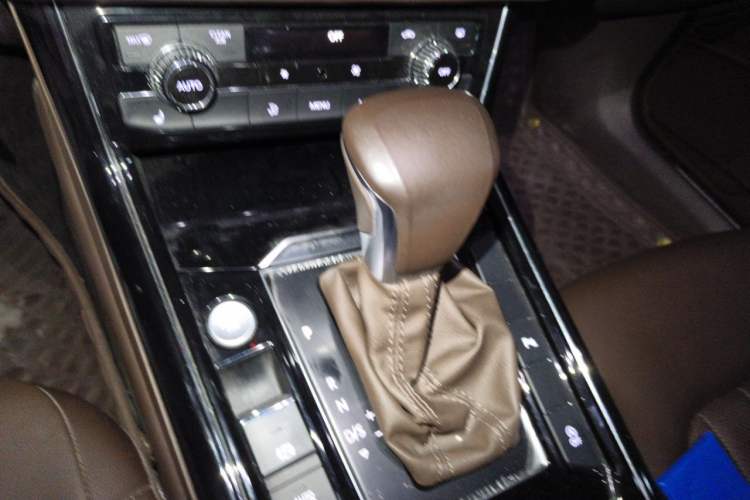 Used Volkswagen Phideon 2021 380TSI Luxury Edition Gear Lever
