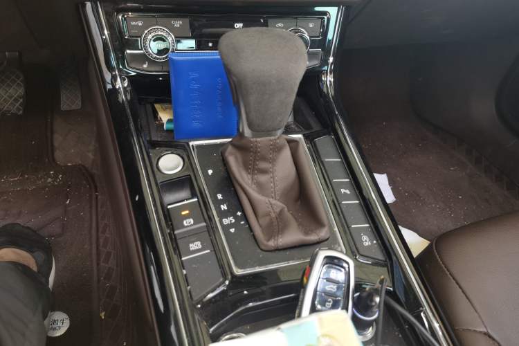 Used Volkswagen Phideon 2021 380TSI Luxury Edition Gear Lever