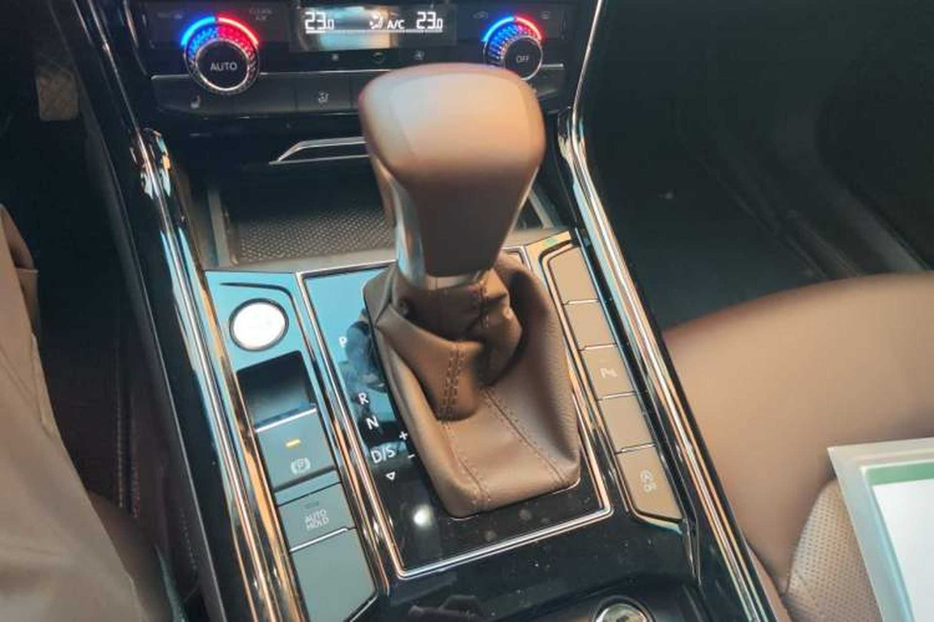 Used Volkswagen Phideon 2021 380TSI Luxury Edition Gear Lever