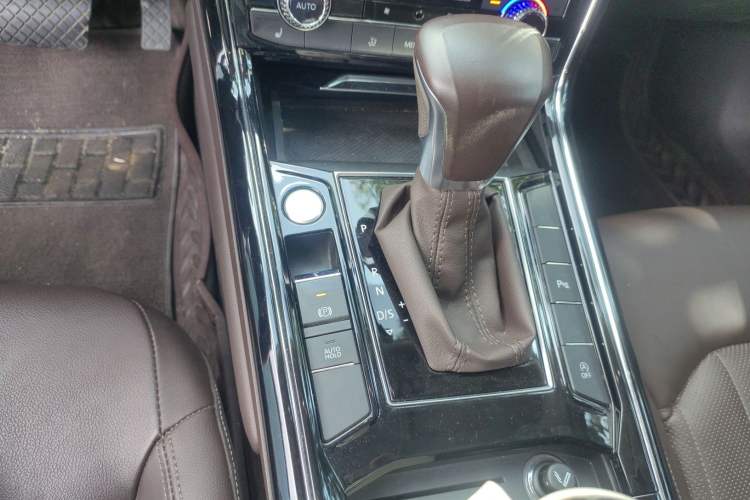 Used Volkswagen Phideon 2021 380TSI Luxury Edition Gear Lever
