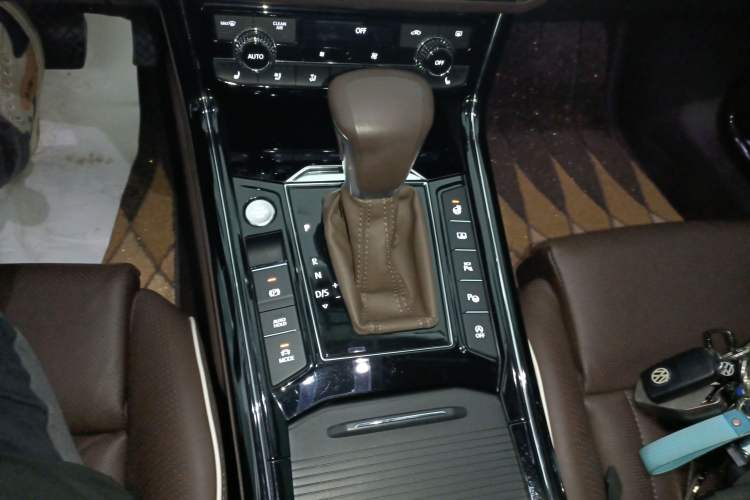 Used Volkswagen Phideon 2021 380TSI Prestige Edition Gear Lever
