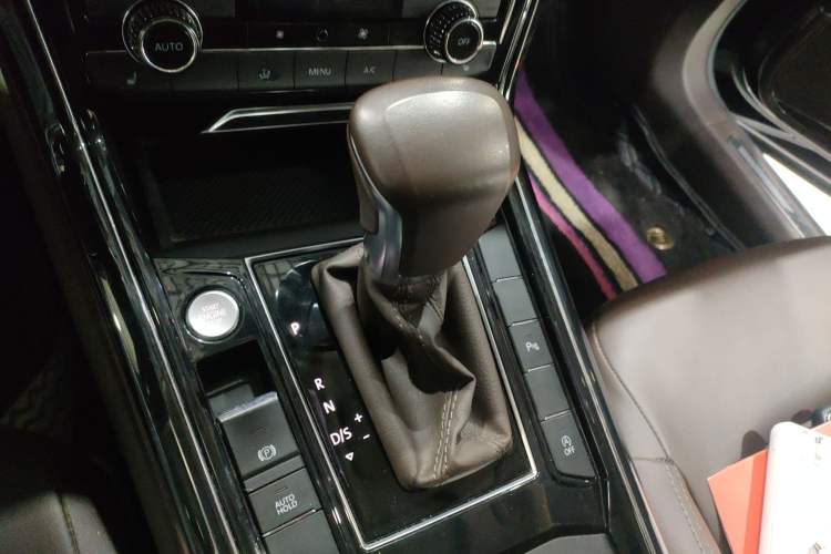 Used Volkswagen Phideon 2021 380TSI Luxury Edition Gear Lever