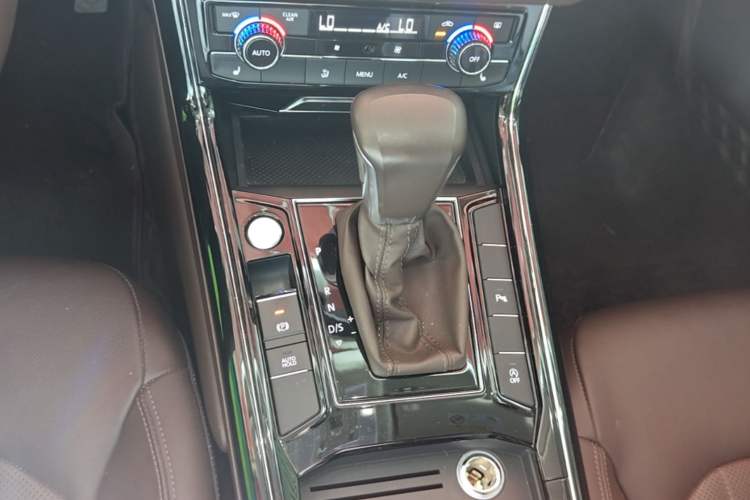 Used Volkswagen Phideon 2021 380TSI Luxury Edition Gear Lever