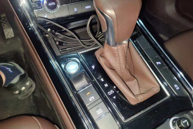Used Volkswagen Phideon 2021 380TSI Luxury Edition Gear Lever