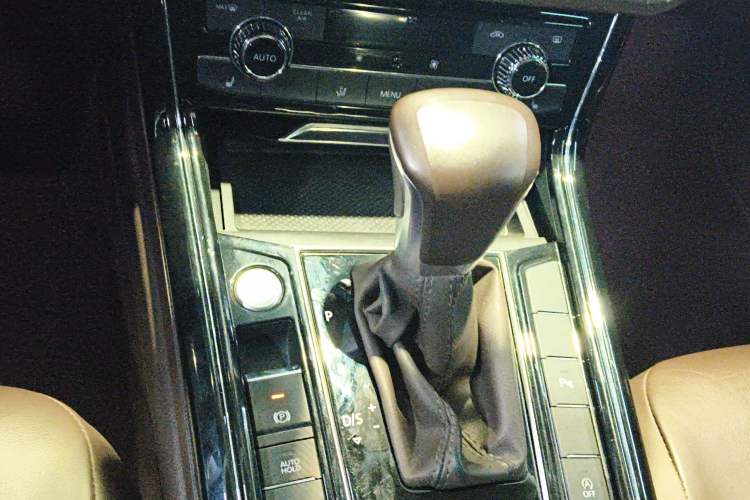 Used Volkswagen Phideon 2021 380TSI Luxury Edition Gear Lever