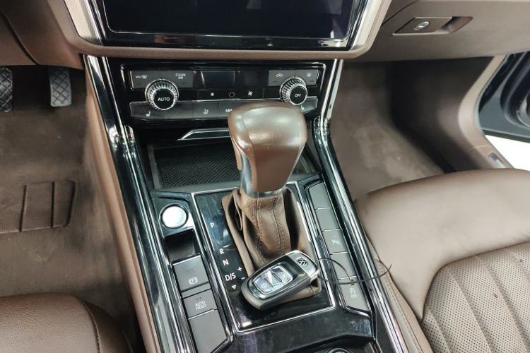 Used Volkswagen Phideon 2021 380TSI Luxury Edition Gear Lever