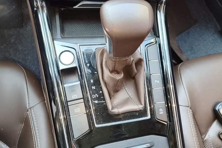 Used Volkswagen Phideon 2021 380TSI Luxury Edition Gear Lever