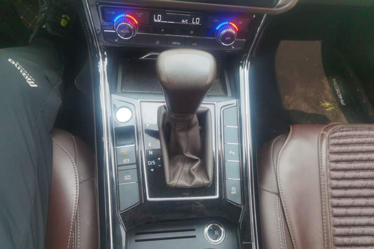 Used Volkswagen Phideon 2021 380TSI Luxury Edition Gear Lever