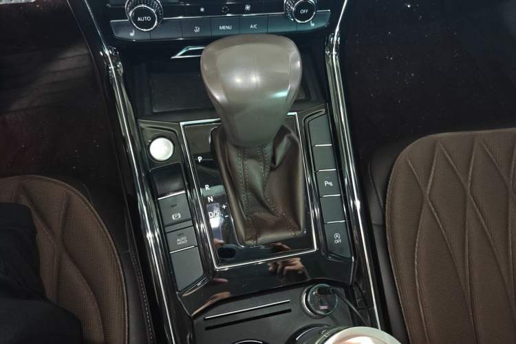 Used Volkswagen Phideon 2021 380TSI Luxury Edition Gear Lever