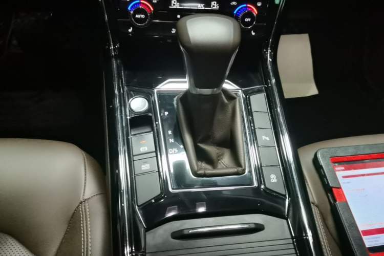 Used Volkswagen Phideon 2021 380TSI Luxury Edition Gear Lever