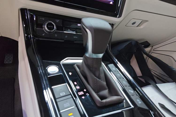 Used Volkswagen Phideon 2021 380TSI Prestige Edition Gear Lever
