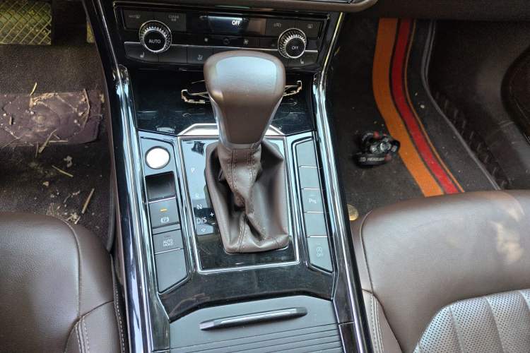 Used Volkswagen Phideon 2021 380TSI Luxury Edition Gear Lever
