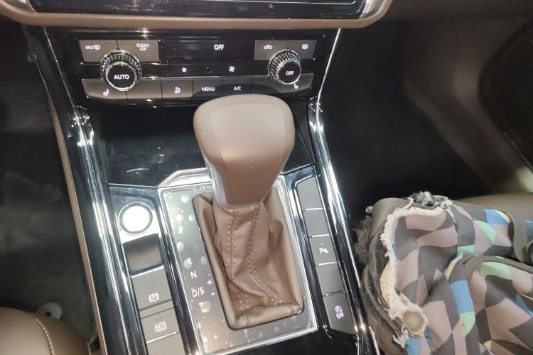 Used Volkswagen Phideon 2021 380TSI Luxury Edition Gear Lever