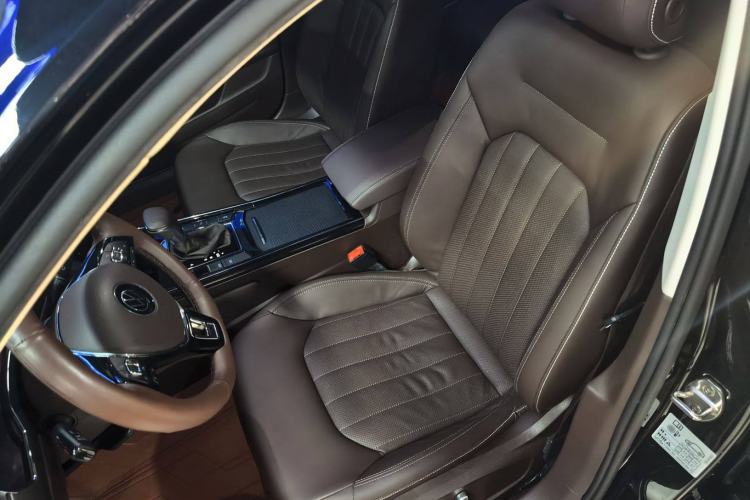 Used Volkswagen Phideon 2021 380TSI Luxury Edition Left Front Seat