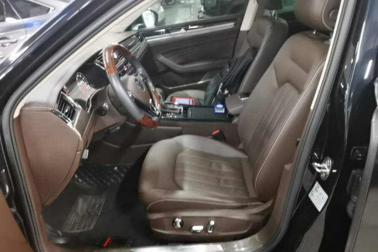 Used Volkswagen Phideon 2021 380TSI Luxury Edition Left Front Seat