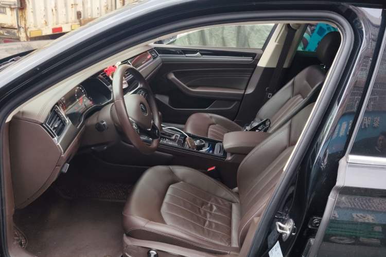 Used Volkswagen Phideon 2021 380TSI Luxury Edition Left Front Seat